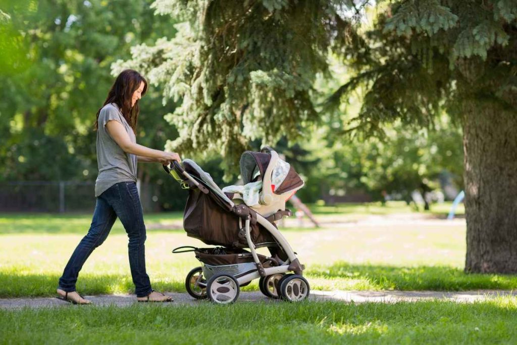 Passeando no parque com o carrinho de bebê