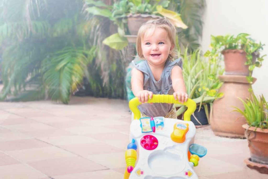 Bebê aprendendo a andar com andador