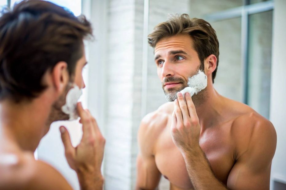 homem passando loção pós barba no rosto