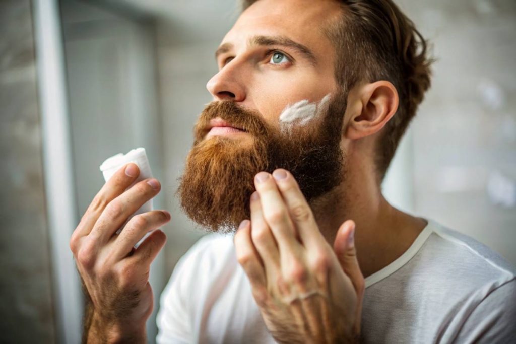 homem passando loção pós barba 