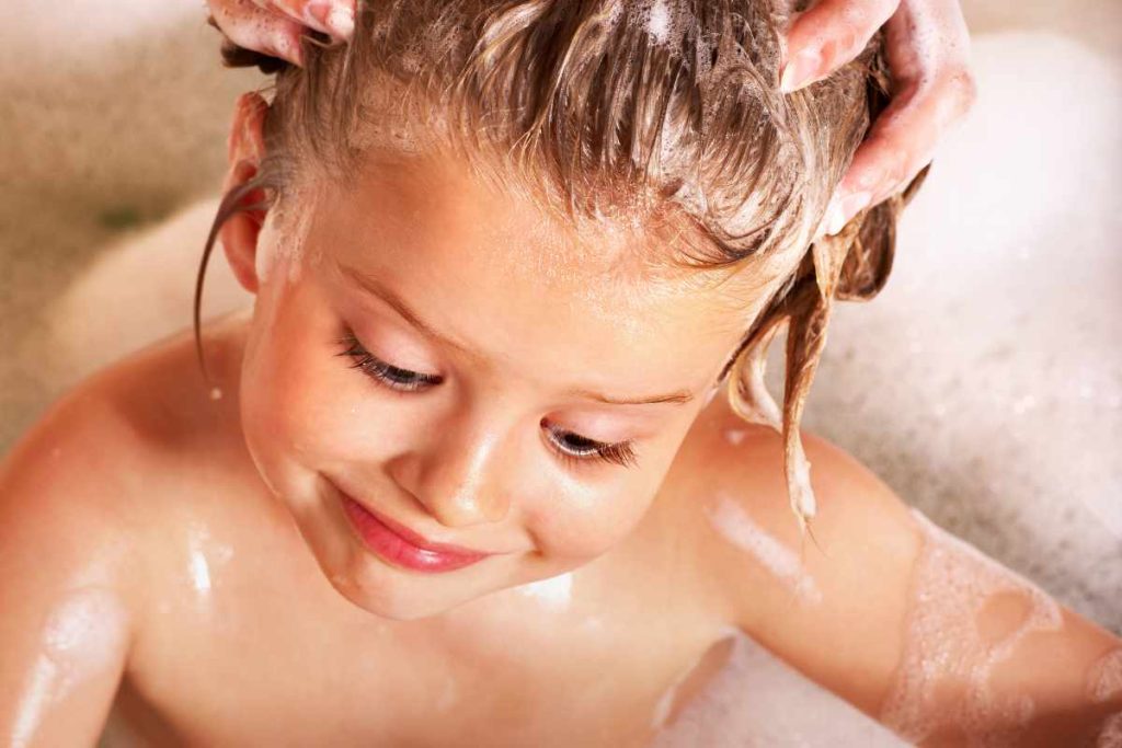 Lavando a cabeça com shampoo de criança