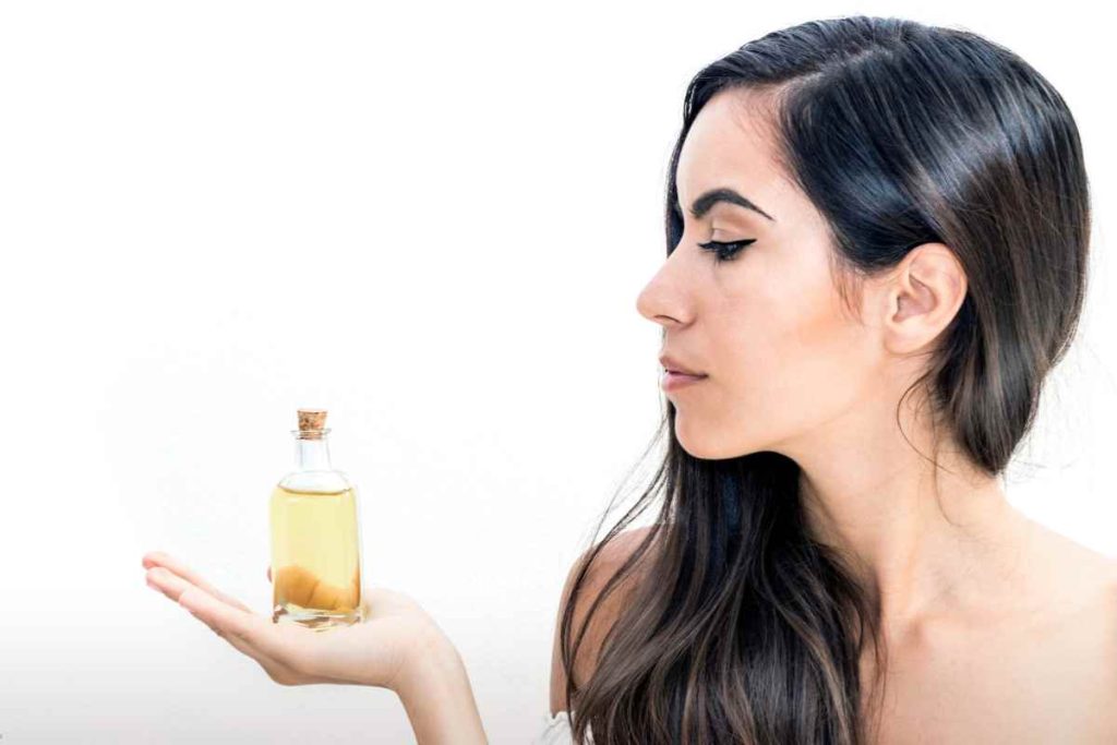 mulher usando óleo de argan