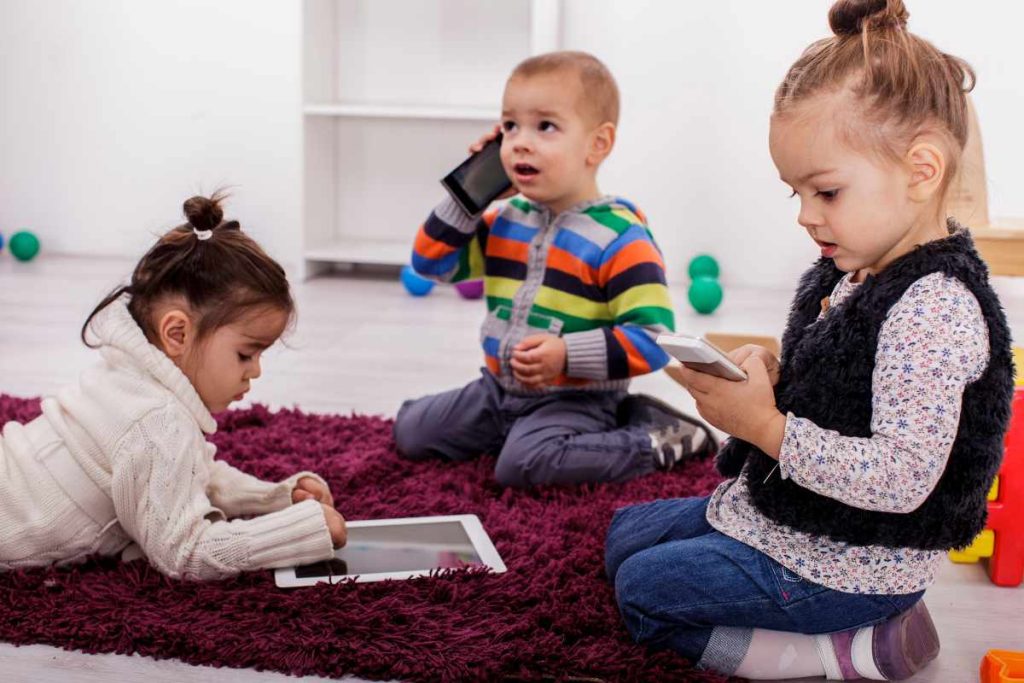 Crianças brincando com o tablet