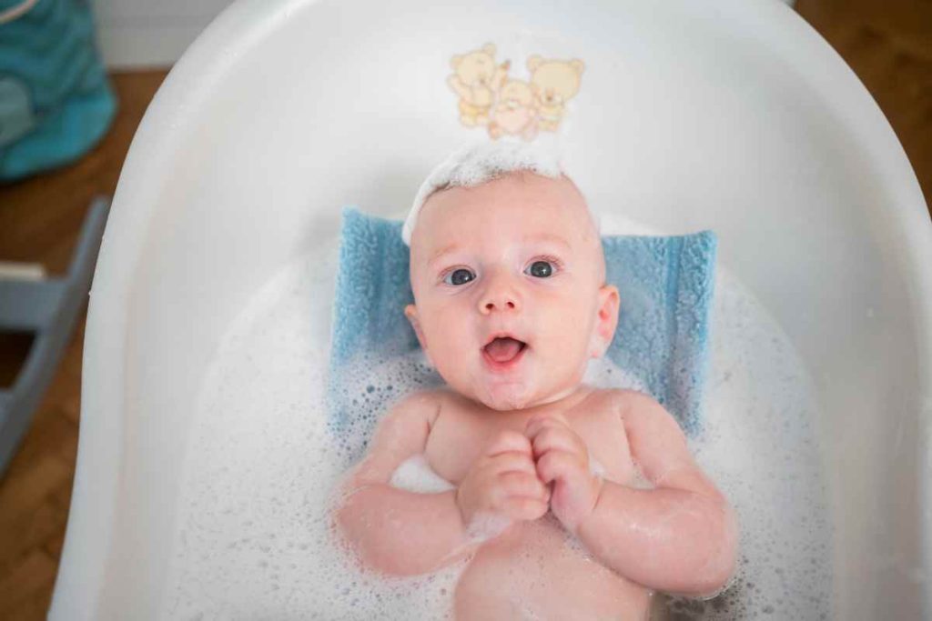 Bebê tomando banho com sabonete