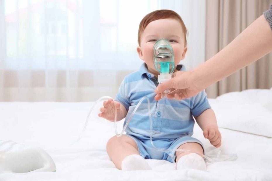 Bebê fazendo nebulização