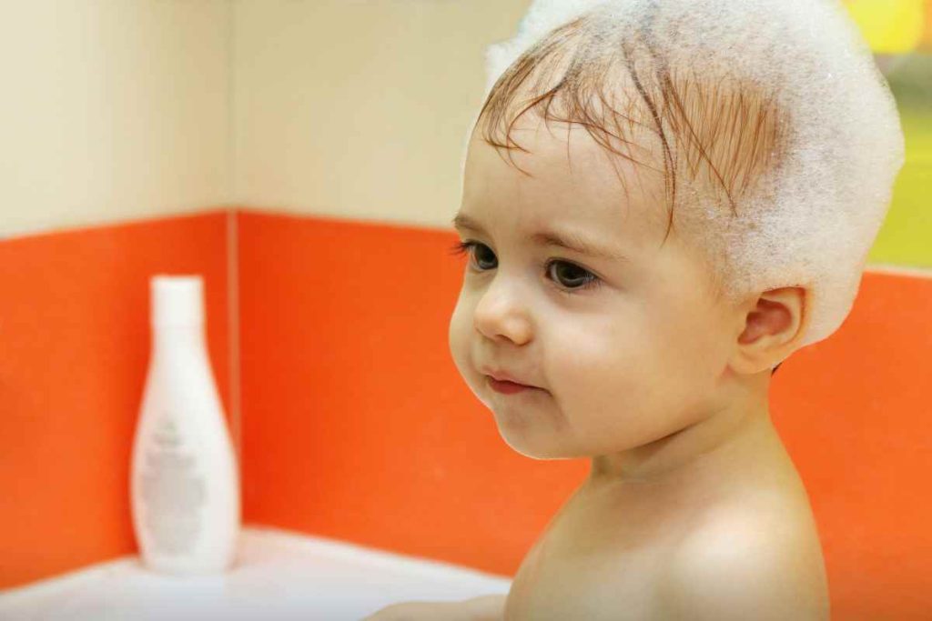 Bebê lavando a cabeça com o melhor shampoo