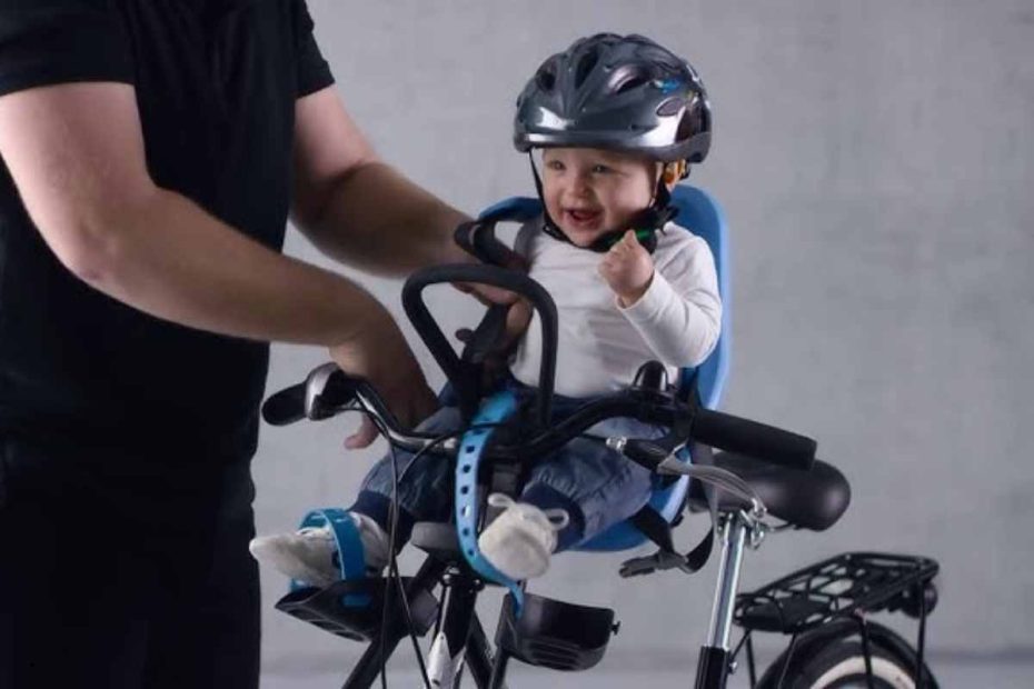 Bebê na cadeirinha da bicicleta