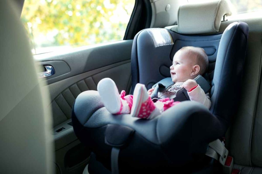 Bebê na cadeirinha do carro