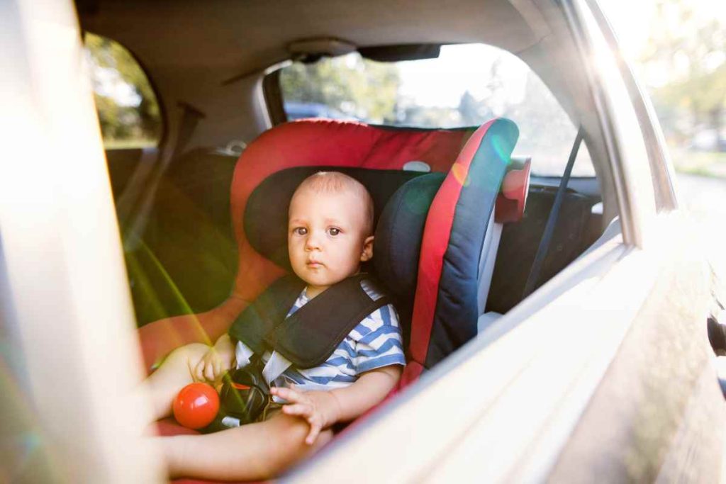 bebê passeando de carro na cadeirinha