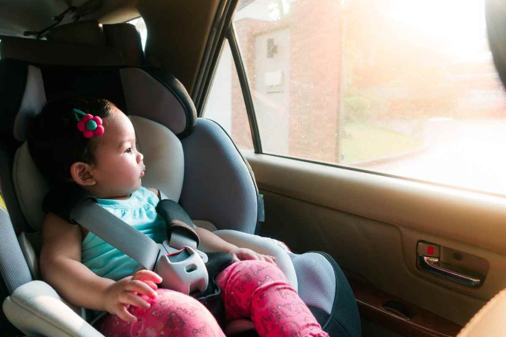 bebê passeando de carro na sua cadeirinha