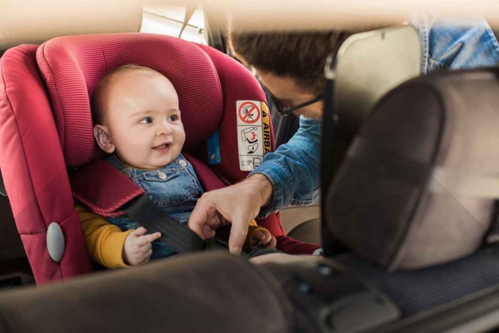 Bebê seguro na cadeirinha com isofix