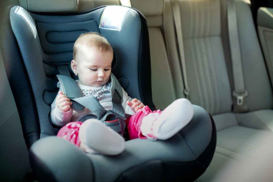 Cabeça do bebê caindo na cadeirinha do carro