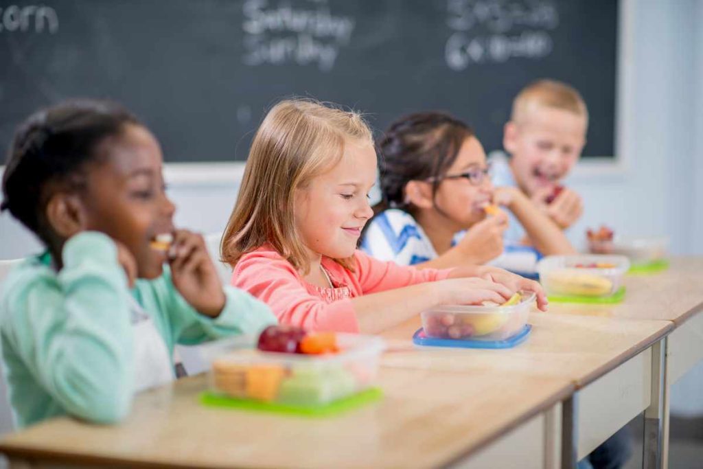 Crianças comendo na escola