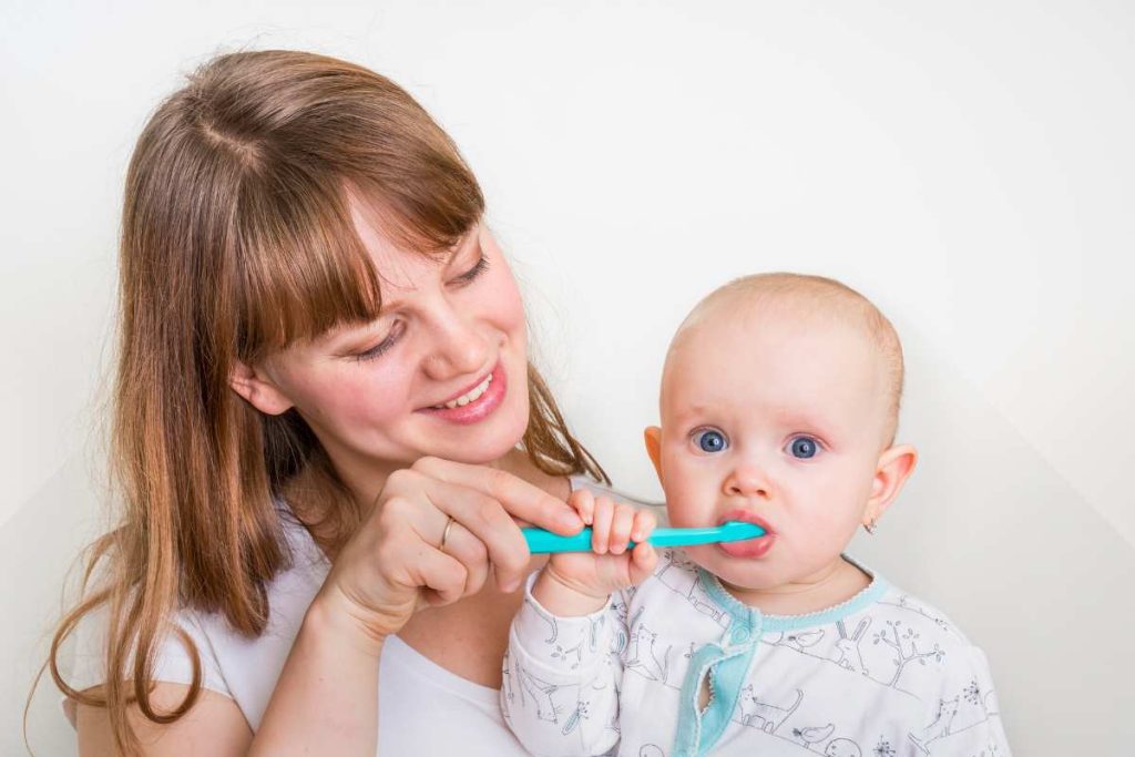 Como escolher a melhor pasta de dente infantil?
Quais ingredientes devo buscar em uma pasta de dente infantil?

Ao escolher a melhor pasta de dente infantil, é fundamental prestar atenção aos ingredientes. A pasta de dente infantil deve conter ingredientes que ajudem a proteger os dentes das crianças e a fortalecer o esmalte dos dentes. Um dos componentes mais importantes é o flúor, que tem um papel essencial na remineralização do esmalte e na prevenção de cáries. Além disso, é ideal escolher pastas que não contenham corantes artificiais, sabores artificiais em excesso e substâncias abrasivas, que podem prejudicar a saúde bucal infantil. Optar por pastas de dente com ingredientes naturais e que sejam seguras para a ingestão é uma boa prática.

Qual a importância do flúor em pastas de dente para crianças?

O flúor é um mineral que desempenha um papel vital na saúde dental. O flúor ativo encontrado em pastas de dente infantis tem a capacidade de fortalecer o esmalte dos dentes, tornando-os mais resistentes à ação de ácidos produzidos por bactérias que causam cáries. O uso de pasta de dente infantil com flúor é especialmente recomendado para crianças na faixa etária de 2 a 6 anos, pois neste período as crianças estão propensas a desenvolver cáries. É importante, no entanto, monitorar a quantidade de flúor que as crianças ingerem, garantindo que não excedam a dose recomendada, que pode variar de acordo com a idade.

Pastas de dente infantis com e sem flúor: qual a diferença?

A principal diferença entre pastas de dente infantis com e sem flúor reside na sua capacidade de prevenir cáries. As pastas que contêm flúor são eficazes na proteção dos dentes das crianças, enquanto aquelas que não contêm flúor podem não oferecer a mesma proteção. No entanto, as pastas de dente infantil sem flúor podem ser uma alternativa para famílias que preferem evitar este ingrediente, especialmente para crianças muito pequenas ou que ainda não compreendem o processo de escovação adequadamente. É essencial que os pais consultem um dentista para entender qual é a melhor opção para seus filhos com base em suas necessidades individuais de saúde bucal.

Quais são as 10 melhores pastas de dente infantis em 2024?
As características das 10 melhores pastas de dente infantil

As 10 melhores pastas de dente infantil em 2024 se destacam por suas formulações seguras e eficazes. Elas geralmente contêm flúor e são projetadas para ajudar a fortalecer o esmalte dos dentes enquanto oferecem sabores agradáveis que tornam a escovação mais divertida. Além disso, muitas dessas pastas têm texturas suaves que são amigáveis para as gengivas sensíveis das crianças. Produtos como o creme dental Colgate e o gel dental infantil Dr. são exemplos de opções populares que combinam sabor e eficácia, facilitando a rotina diária de higiene bucal das crianças.

Comparação entre as melhores pastas de dente infantis

Ao comparar as melhores pastas de dente infantis, é importante considerar fatores como a concentração de flúor, a presença de ingredientes adicionais, como agentes antibacterianos, e a aceitação das crianças em relação ao sabor. Por exemplo, a pasta de dente infantil Colgate Tandy é conhecida por seu sabor agradável e eficácia, enquanto outras marcas podem oferecer fórmulas específicas para dentes sensíveis. A escolha da melhor pasta depende das preferências da criança e das recomendações do dentista, garantindo que a escovação dos dentes seja uma experiência positiva.

Por que o creme dental Colgate é uma opção popular?

O creme dental Colgate é uma opção popular entre os pais por várias razões. A marca é reconhecida mundialmente por sua eficácia e confiança no cuidado dental. O creme dental infantil Colgate possui formulações que contêm flúor ativo, o que ajuda a proteger os dentes das crianças contra cáries. Além disso, as diversas opções de sabores, como morango e uva, são atrativas para as crianças, incentivando-as a escovar os dentes regularmente. A embalagem prática e a acessibilidade do produto também contribuem para sua popularidade, tornando-o uma escolha fácil para os pais que buscam a melhor pasta de dente infantil.

O que considerar ao escolher uma pasta de dente para bebê?
Quando posso começar a usar pasta de dente em meu bebê?

O uso de pasta de dente em bebês deve começar assim que os primeiros dentes aparecerem, geralmente por volta dos seis meses de idade. Neste estágio, é importante usar uma pasta de dente específica para bebês, que não contenha flúor ou tenha uma concentração muito baixa. A pasta de dente infantil para bebês é formulada para ser segura em caso de ingestão, pois é comum que os bebês engulam a pasta durante a escovação. É essencial garantir que a escovação ocorra duas vezes ao dia, mesmo que os dentes sejam novos, para promover uma boa higiene bucal desde cedo.

O que é a pasta de dente infantil para bebês?

A pasta de dente infantil para bebês é uma formulação especialmente desenvolvida para atender às necessidades dos dentes em desenvolvimento. Geralmente, essas pastas não contêm flúor e são feitas com ingredientes suaves que não causam irritação. A textura é leve e o sabor é neutro ou levemente adocicado para facilitar a aceitação dos pequenos. A pasta de dente infantil é crucial para iniciar bons hábitos de escovação e para garantir que os dentes das crianças sejam cuidados adequadamente desde o início.

Qual a quantidade de pasta de dente que devo usar para meu bebê?

A quantidade de pasta de dente utilizada para bebês deve ser muito pequena, geralmente do tamanho de um grão de arroz. Isso ajuda a minimizar a ingestão de pasta durante a escovação. À medida que a criança cresce e começa a entender melhor o processo de escovação, a quantidade pode ser aumentada para cerca de uma ervilha, mas sempre deve ser monitorada pelos pais. A supervisão durante a escovação é fundamental para garantir que a criança não utilize mais pasta do que o recomendado e para criar uma rotina saudável de higiene bucal.

Como incentivar as crianças a escovar os dentes com creme dental?
Dicas para tornar a escovação divertida para as crianças

Tornar a escovação dos dentes uma atividade divertida é essencial para incentivar as crianças a manterem uma rotina de higiene bucal. Uma das melhores maneiras de fazer isso é envolver os pequenos no processo, permitindo que escolham sua escova de dente e sua pasta de dente favorita. Além disso, criar uma rotina que inclua músicas ou jogos pode tornar a escovação mais divertida. Usar um cronômetro ou um aplicativo que conta os minutos de escovação também pode ser uma maneira eficaz de manter as crianças engajadas durante o processo.

Qual é a melhor escova de dente para crianças?

A escolha da escova de dente é tão crucial quanto a seleção da pasta de dente. A melhor escova de dente para crianças deve ter cerdas macias e um cabo que seja fácil de segurar para as pequenas mãos. Escovas de dente projetadas especificamente para crianças geralmente têm cabeçotes menores, permitindo que alcancem todas as áreas da boca. Além disso, muitas escovas vêm com personagens de desenhos animados, o que pode torná-las mais atrativas para os pequenos. É importante substituir a escova de dente a cada três meses ou assim que as cerdas estiverem gastas.

Como a escolha do creme dental influencia a rotina de higiene bucal?

A escolha do creme dental influencia diretamente a eficácia da rotina de higiene bucal das crianças. Um creme dental que seja do agrado da criança pode aumentar a probabilidade de que ela escove os dentes com mais frequência e por mais tempo. Além disso, um creme dental que contenha flúor ativo ajuda a proteger os dentes, promovendo a saúde bucal em geral. Portanto, é fundamental que os pais escolham um creme dental que não só atenda às necessidades de proteção, mas que também seja agradável para a criança, tornando a escovação uma parte divertida e esperada do dia.

Quais são os benefícios de usar gel dental infantil?
Gel dental vs. pasta de dente: qual é melhor para as crianças?

O gel dental infantil e a pasta de dente têm propósitos semelhantes, mas a escolha entre eles pode depender da preferência da criança e da sua sensibilidade. O gel dental geralmente tem uma textura mais suave e pode ser mais fácil de aplicar, especialmente para crianças que estão começando a escovar os dentes. Além disso, muitos géis dentais têm sabores que atraem as crianças, incentivando-as a escovar os dentes com mais frequência. No entanto, tanto o gel dental quanto a pasta de dente podem ser eficazes, desde que contenham flúor e ingredientes seguros.

Quais são as vantagens do gel dental infantil com flúor?

O gel dental infantil que contém flúor oferece várias vantagens, incluindo a proteção eficaz contra cáries e o fortalecimento do esmalte dos dentes. O flúor presente no gel dental atua na remineralização, ajudando a reparar as áreas do esmalte que podem estar começando a desmineralizar. Além disso, a aplicação de gel dental pode ser uma opção mais palatável para crianças que não gostam de pastas de dente, tornando a escovação uma atividade mais agradável e eficaz. O uso regular de gel dental com flúor pode contribuir significativamente para a saúde bucal das crianças ao longo do tempo.

Como o gel dental pode ajudar na proteção do esmalte dos dentes?

Escovando o dente da bebê