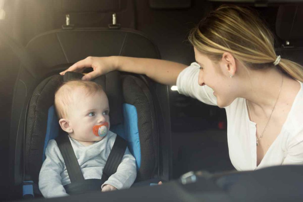 Mãe e seu bebê na cadeirinha do carro