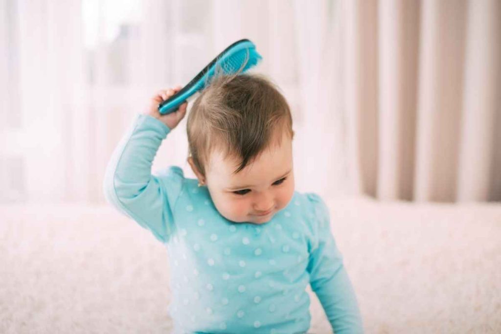 Bebê penteando o cabelo