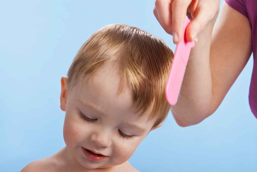 Mãe penteando o cabelo do filho